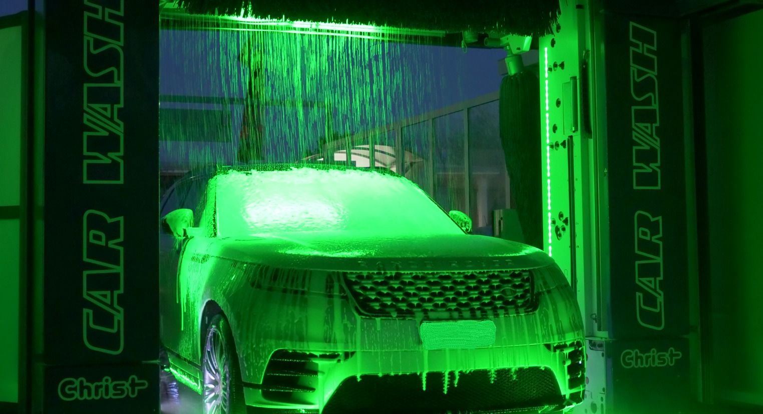 SUV premium ricoperta di schiuma sotto luce al neon