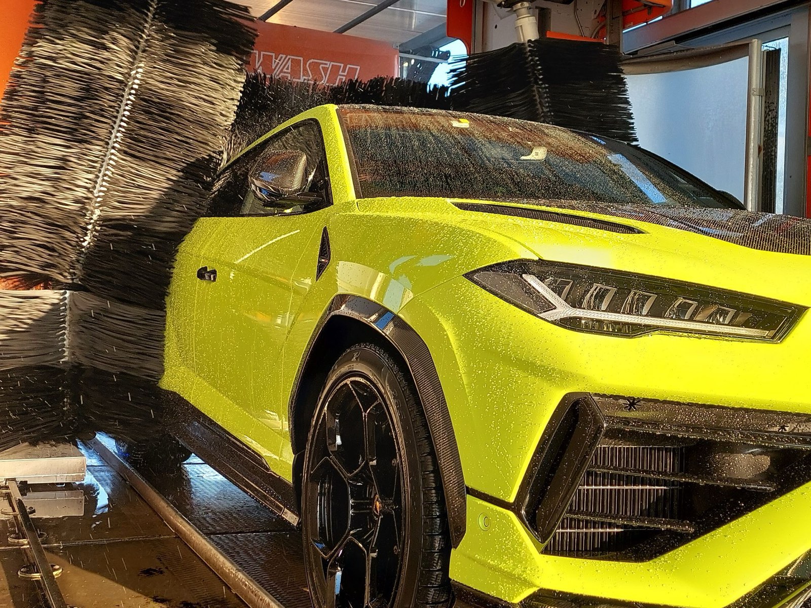 SUV sportiva verde lime nel lavaggio Luxury Car Wash