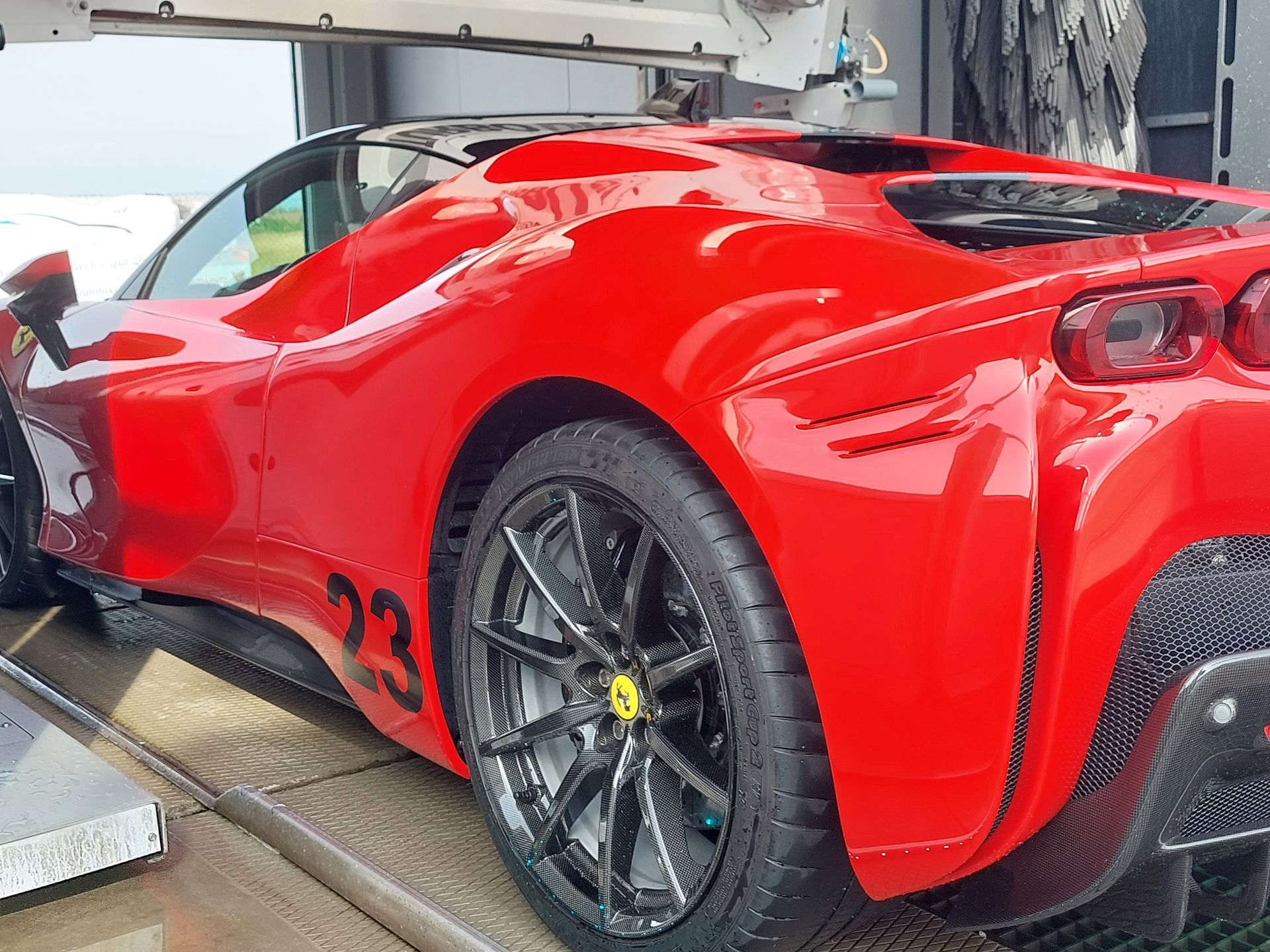 Supercar rossa lucidissima dopo il lavaggio Luxury Car Wash